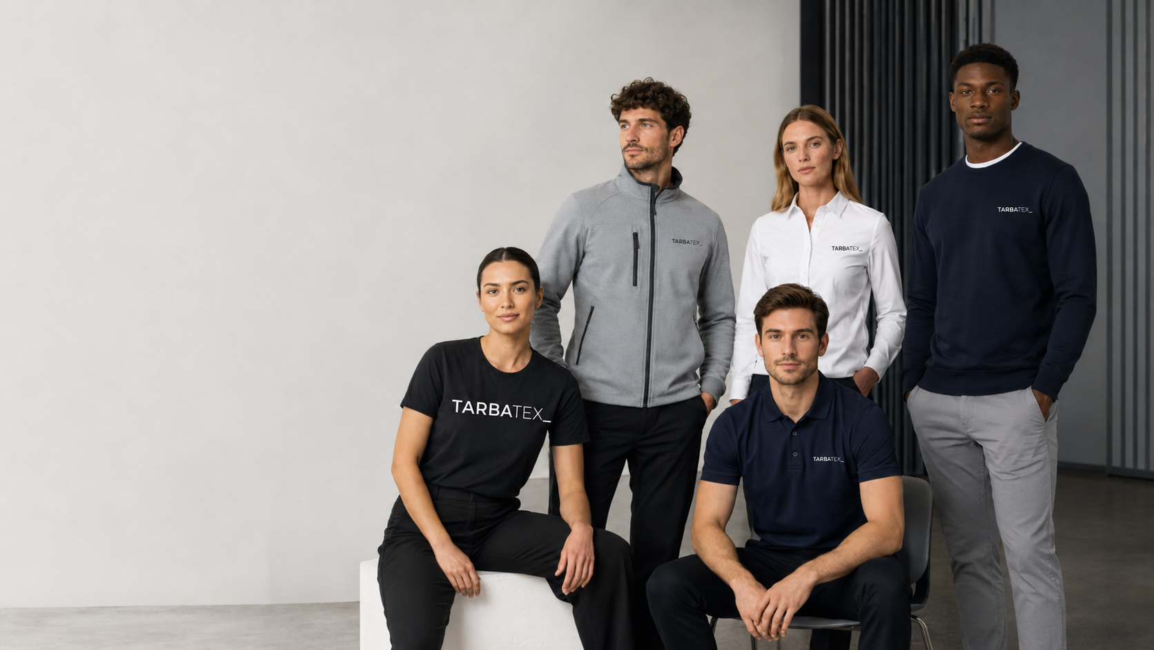 Equipo vestido con ropa corporativa personalizada Tarba Tex: camisetas, polos, sudaderas y chaquetas con marcaje